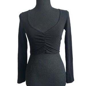 5/25$ ✨ Bozzolo Black Ruched Long Sleeve Crop Top